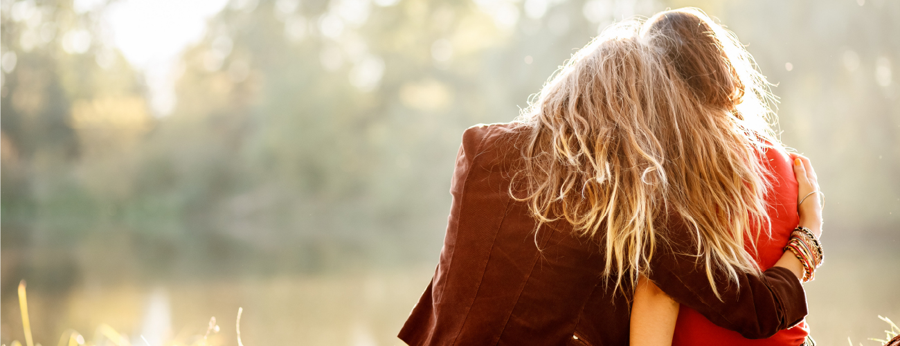 Keravan Suojakotiyhdistys ry etusivun banneri - ystävät halaavat