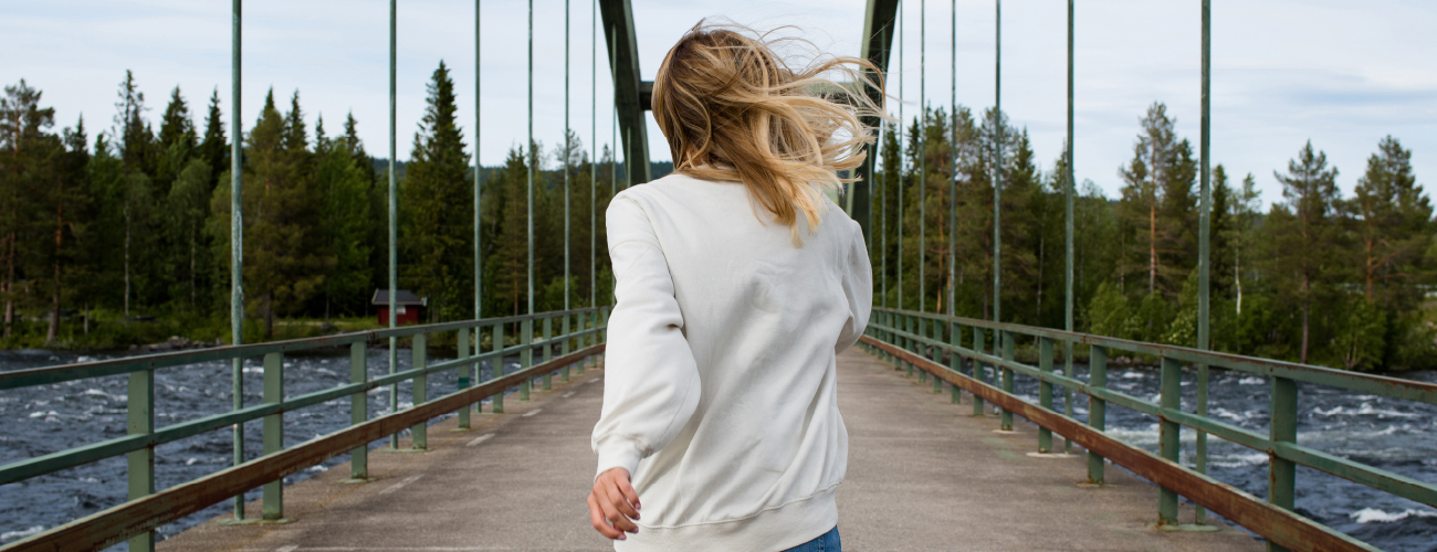 Keravan Suojakotiyhdistys ry / yhteystiedot  banneri - henkilö juoksee sillalla